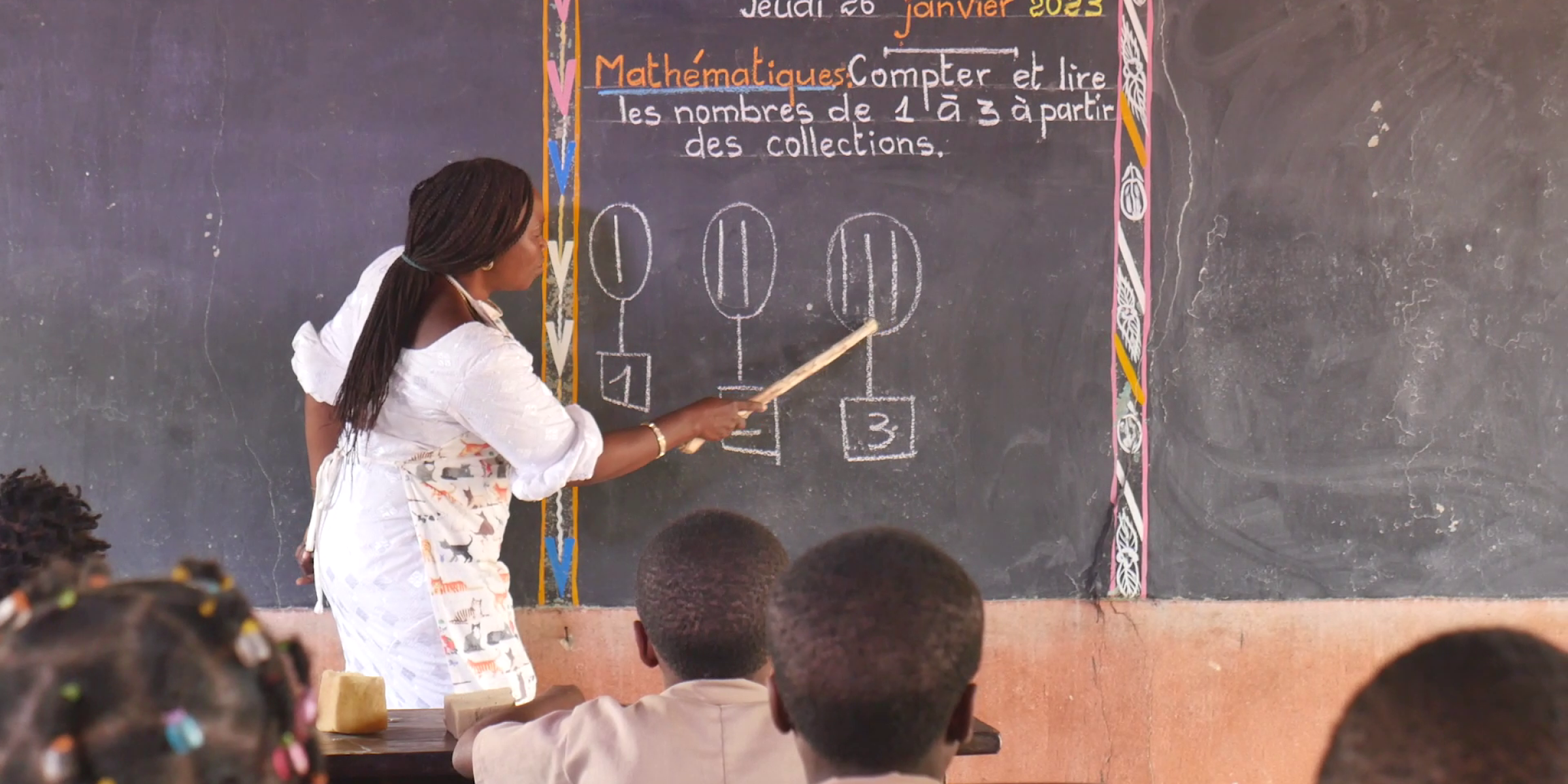 A teacher uses a new approach to teach the new math curriculum. Credit: Communication/UATS